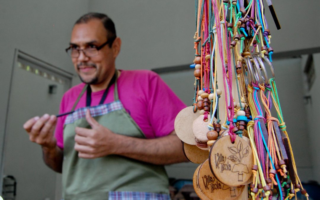 Niños aprenden a trabajar en madera en el Parque Villa Teola